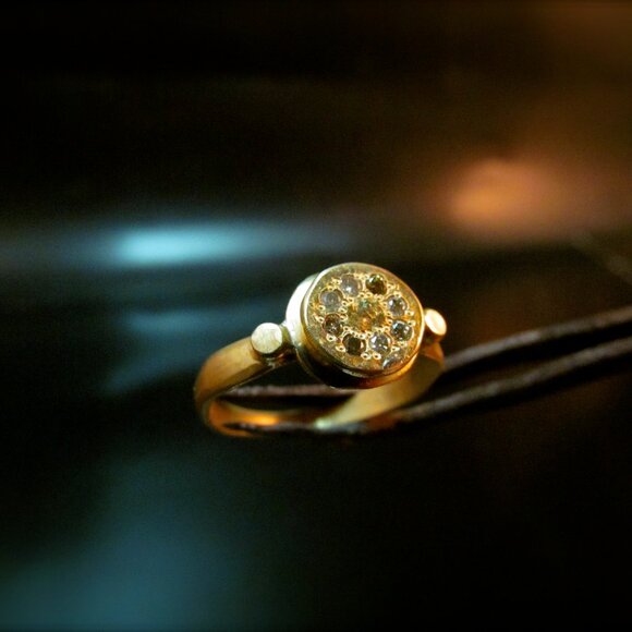 Engagement ring. 14K Yellow gold ring with 0.08ct Diamond Champagne color. - Picture 5 of 16